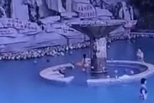 Mãe e nadadores que estavam na piscina não repararam que criança pedia ajuda