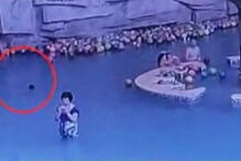 Mãe e nadadores que estavam na piscina não repararam que criança pedia ajuda