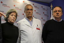 Manuel Pedro Magalhães, diretor clínico do hospital da Cruz Vermelha, prestou declarações aos jornalistas ao lado de Isabel e João Soares