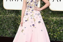 Lola Kirke optou por não depilar as axilas na gala dos Globos de Ouro