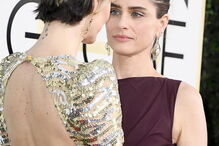 Sarah Paulson e Amanda Peet deram um beijo na boca na passadeira vermelha dos Globos de Ouro