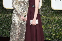 Sarah Paulson e Amanda Peet deram um beijo na boca na passadeira vermelha dos Globos de Ouro