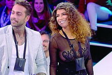 Jovem não deixou ninguém indiferente com look revelador e com transparências