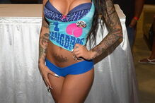 Christy Mack foi violentamente agredida pelo namorado, o lutador de MMA War Machine