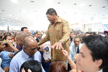 São Paulo, brasil, templo do brás,  Igreja Mundial do Poder de Deus, camisa, cura, fiéis, líder, pastor, Valdemiro Santiago,  Johathan Gomes Higino