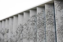 Fachada do edifício sede da GS1 Portugal, em Lisboa, revestida por Vhils