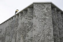 Fachada do edifício sede da GS1 Portugal, em Lisboa, revestida por Vhils
