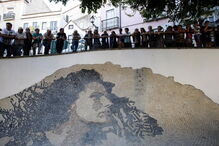 Calçada portuguesa com o rosto da fadista Amália Rodrigues, criada por Vhils