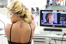Érica Canela tatuou rosto de Trump nas costas