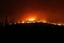Bombeiros combatem os incêndios