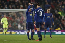 Rooney celebra a marca alcançada no jogo frente ao Stoke City
