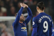 Rooney celebra a marca alcançada no jogo frente ao Stoke City