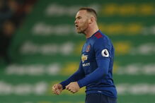 Rooney celebra a marca alcançada no jogo frente ao Stoke City