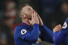 Rooney celebra a marca alcançada no jogo frente ao Stoke City