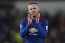 Rooney celebra a marca alcançada no jogo frente ao Stoke City