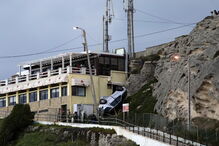 Casal de idosos fica ferido após despiste e queda em arriba
