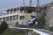 Casal de idosos fica ferido após despiste e queda em arriba