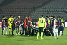 Hamzaoui chocou com Carlos Ponck e caiu inanimado no relvado, obrigando à intervenção de duas equipas médicas