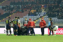 Hamzaoui chocou com Carlos Ponck e caiu inanimado no relvado, obrigando à intervenção de duas equipas médicas