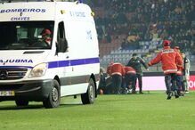 Hamzaoui chocou com Carlos Ponck e caiu inanimado no relvado, obrigando à intervenção de duas equipas médicas