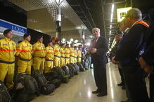 Os elementos da Força Especial de Bombeiros partem para o ajudar no combate às chamas no Chile após um pedido de auxilio das autoridades Chilenas, no Aeroporto de Lisboa.