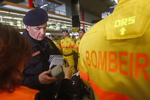 Os elementos da Força Especial de Bombeiros partem para o ajudar no combate às chamas no Chile após um pedido de auxilio das autoridades Chilenas, no Aeroporto de Lisboa.