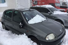 Placa de gelo e neve caiu do telhado de uma das lojas sobre as viaturas ali estacionadas