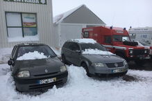 Placa de gelo e neve caiu do telhado de uma das lojas sobre as viaturas ali estacionadas