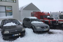 Placa de gelo e neve caiu do telhado de uma das lojas sobre as viaturas ali estacionadas
