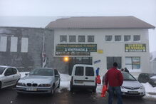 Placa de gelo e neve caiu do telhado de uma das lojas sobre as viaturas ali estacionadas