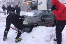 Placa de gelo e neve caiu do telhado de uma das lojas sobre as viaturas ali estacionadas