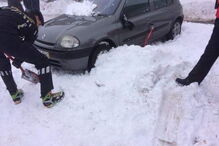Placa de gelo e neve caiu do telhado de uma das lojas sobre as viaturas ali estacionadas
