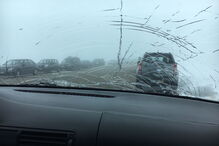 Placa de gelo e neve caiu do telhado de uma das lojas sobre as viaturas ali estacionadas