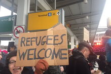 Manifestantes concentram-se junto ao terminal 4 do aeroporto JFK