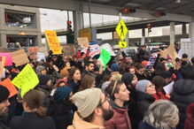 Manifestantes concentram-se junto ao terminal 4 do aeroporto JFK