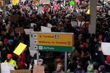 Manifestantes concentram-se junto ao terminal 4 do aeroporto JFK