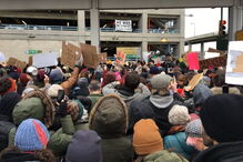 Manifestantes concentram-se junto ao terminal 4 do aeroporto JFK
