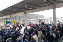 Manifestantes concentram-se junto ao terminal 4 do aeroporto JFK