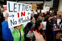Muitos foram os norte-americanos que se manifestaram contra lei polémica no Aeroporto Internacional de Los Angeles