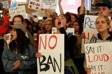 Muitos foram os norte-americanos que se manifestaram contra lei polémica no Aeroporto Internacional de Los Angeles