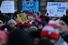 Centenas de pessoas nas ruas de Toronto
