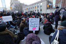 Centenas de pessoas nas ruas de Toronto