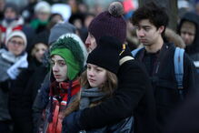 Centenas de pessoas nas ruas de Toronto