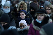 Centenas de pessoas nas ruas de Toronto