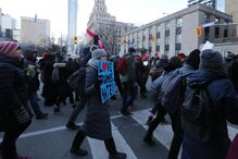 Centenas de pessoas nas ruas de Toronto