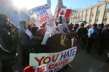 Centenas de pessoas nas ruas de Toronto