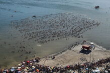 1941 pessoas deram as mãos no Lago Epecuen