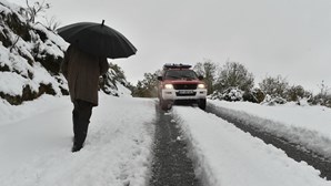 Queda de neve deixa cinco distritos sob 'Aviso Amarelo'