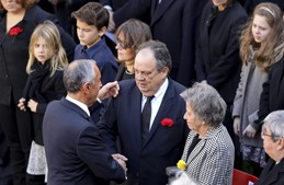 Marcelo Rebelo de Sousa cumprimenta João e Isabel Soares, filhos do antigo Presidente