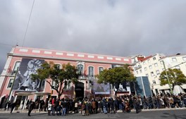 Populares esperam Soares em frente à sede do PS